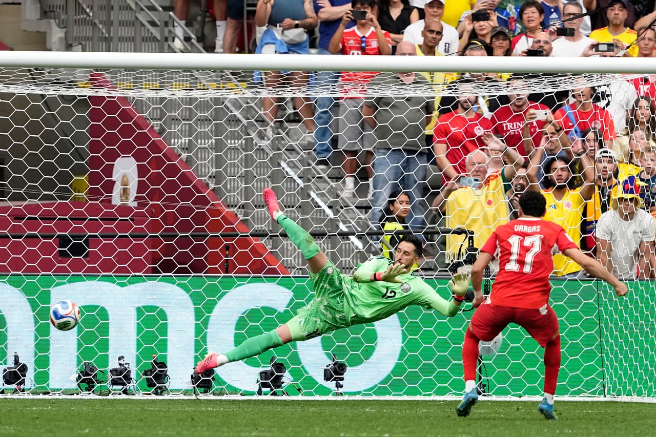 El suizo Ruben Vargas (derecha) marca el gol de la victoria ante el colombiano Camilo Vargas durante la tanda de penales del partido de octavos de final de la Copa del Mundo entre Suiza y Colombia, en Vancouver, Columbia Británica, el martes 7 de julio de 2026.