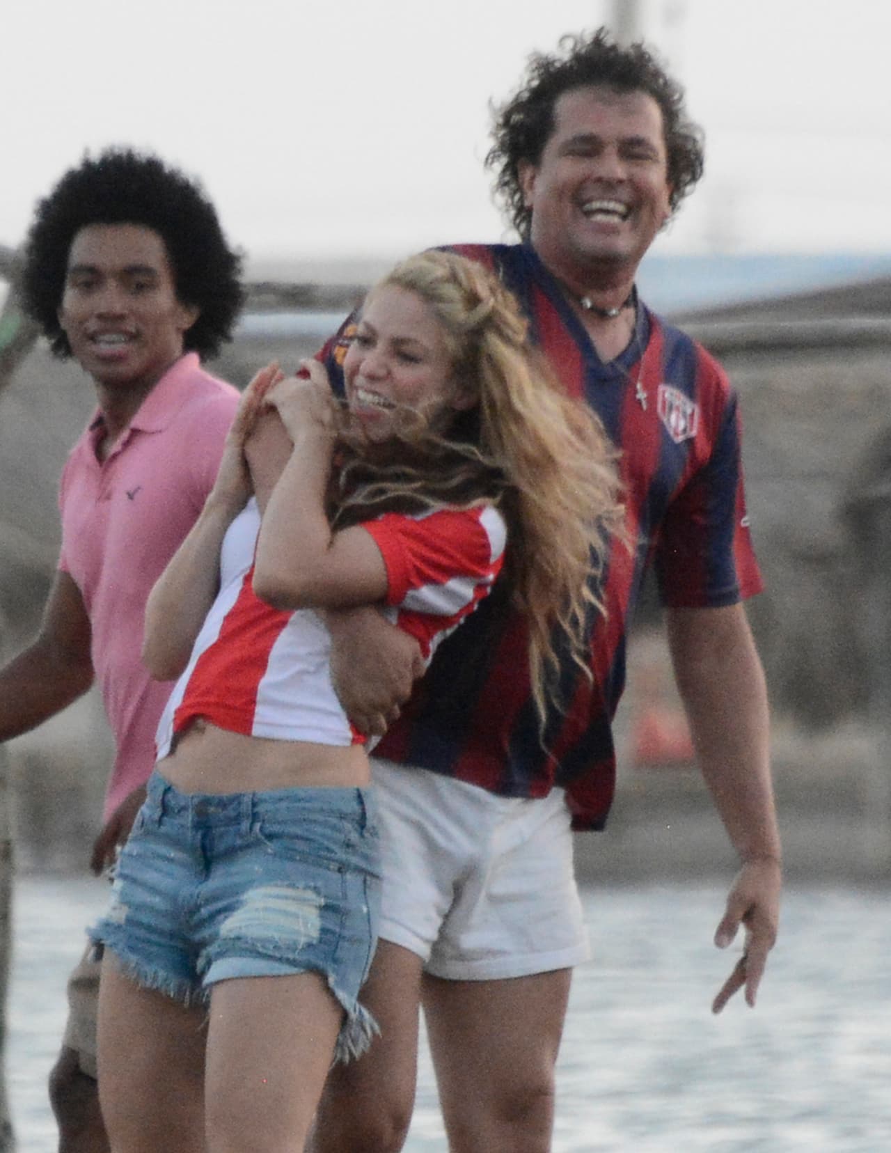 Carlos Vives tomó con mucha simpatía esta adaptación, y además de que compartió cómo modificaron la letra de su popular canción, también le avisó a Shakira de esta porra.