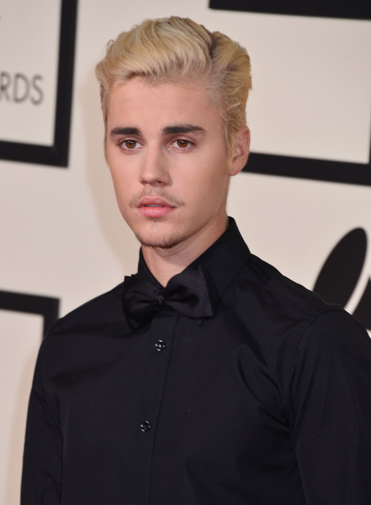 Además, Bieber reveló que tiene un caso crónico de mononucleosis que, según él, afectó su piel, función cerebral, energía y salud en general.