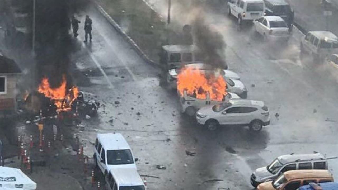 Fuerte explosión cerca de una corte en la ciudad turca de Izmir deja dos muertos y varios heridos