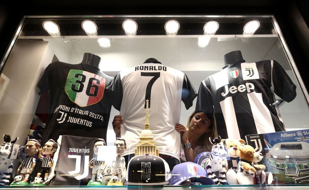 En las tiendas los exhibidores parecen altares diseñados para Cristiano Ronaldo a la espera de su llegada.