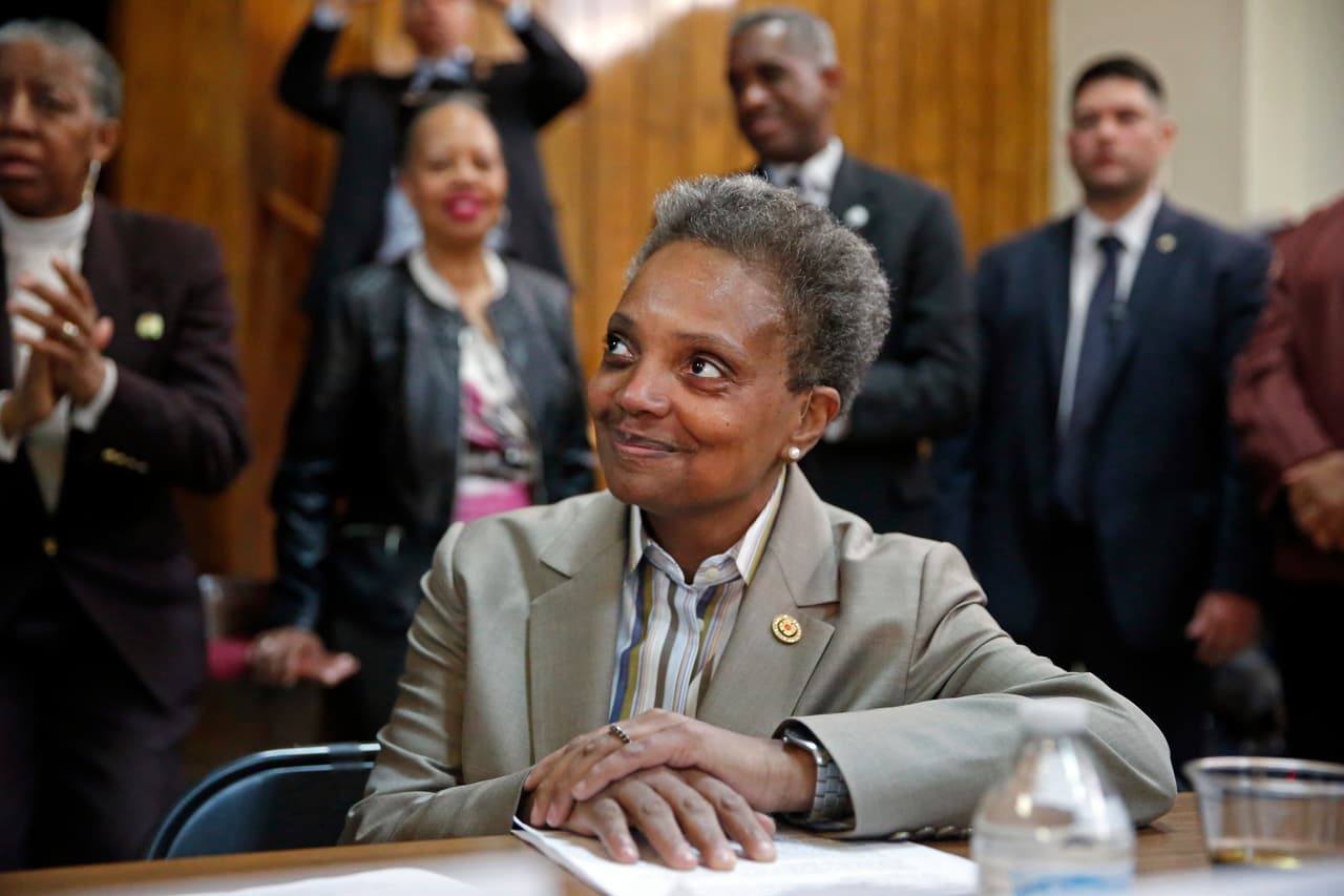 Alcaldesa Lightfoot firma ordenanza que restringe cambios repentinos en los horarios de los trabajadores