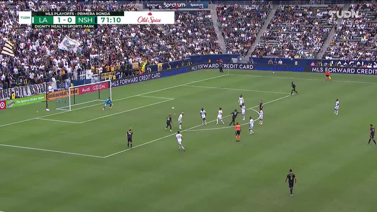 ¡TIRO ATAJADO! disparo por C.J. Sapong.