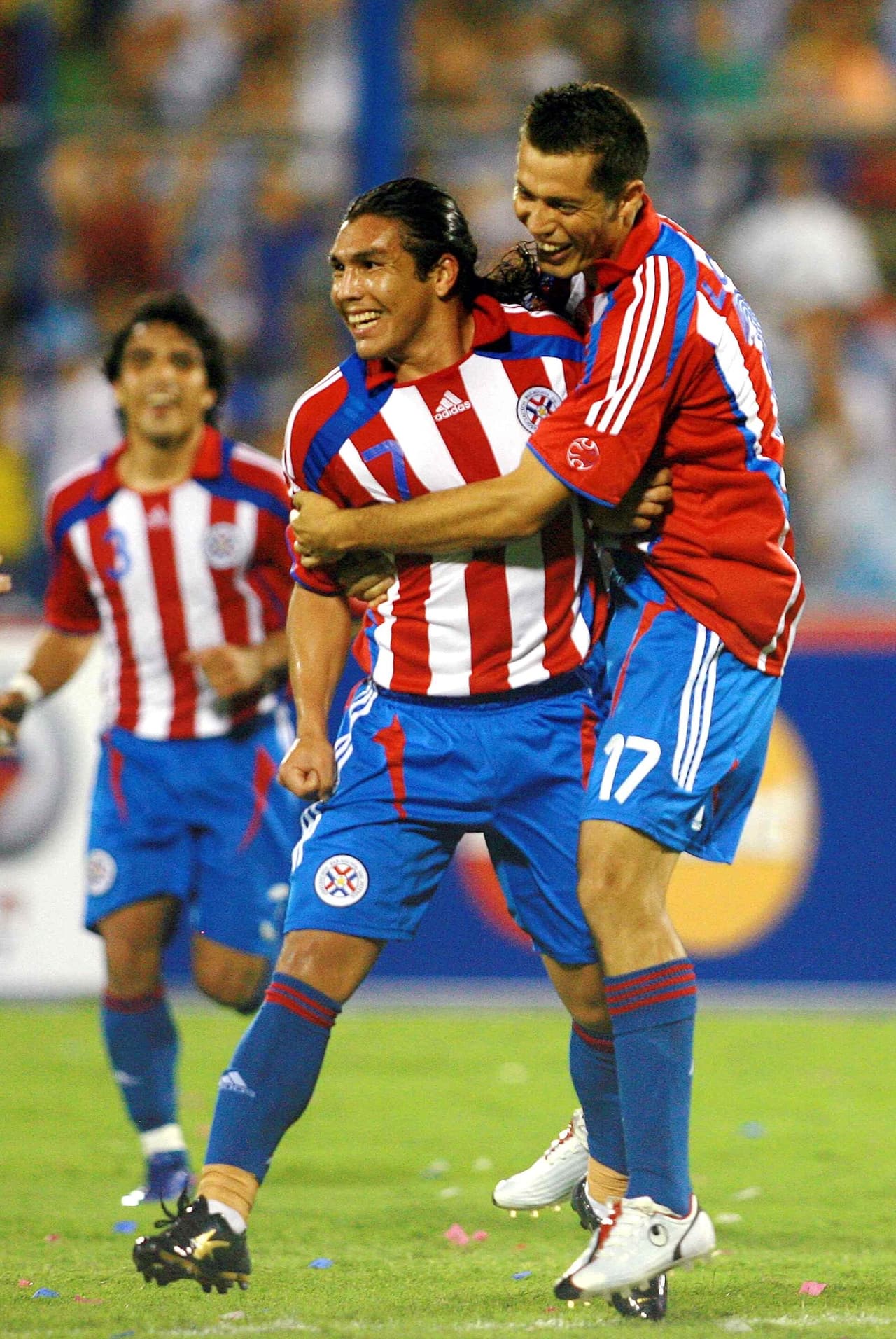 Gracias a Cabañas, anotador de tres goles, Paraguay arrasó en un grupo con Argentina, Colombia y EEUU. 
<b>Aquí aparece celebrando con Dante López y Claudio Morel Rodríguez.</b>