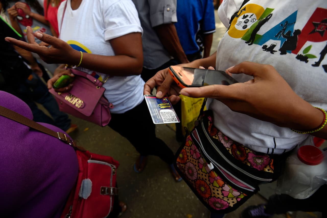 La oposición le ha pedido al árbitro electoral que revele la participación del domingo para compararla con los 7,5 millones que le pidieron a Maduro suspender la Constituyente en un reciente plebiscito.