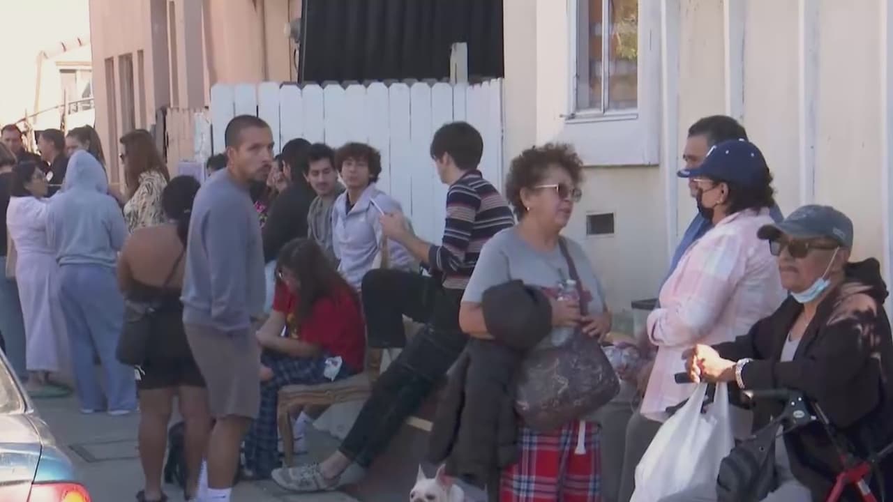 Dos heridos y casi 100 desplazados deja un incendio en edificio de apartamentos de East Hollywood