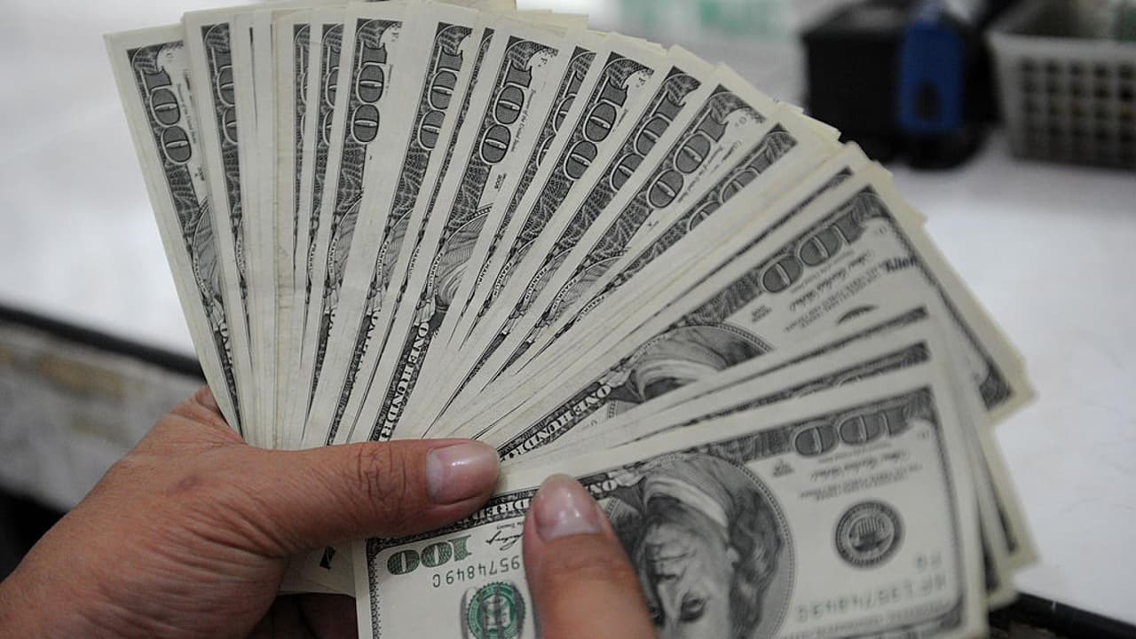 Otra mala práctica y que
<b> debe ser reportada</b>, es que el 
<b>preparador de taxes o impuestos te diga “Tu reembolso del IRS te lo envió desde mi cuenta de banco”</b>. Serbones-Hernández explica que 
<a href="https://www.univision.com/local/dallas-kuvn/irs-taxes-reembolsos-preparador-de-impuestos-cuentas-privadas" target="_blank">los preparadores no deben tener el dinero que el IRS envía a los contribuyentes </a>e n sus cuentas de banco.