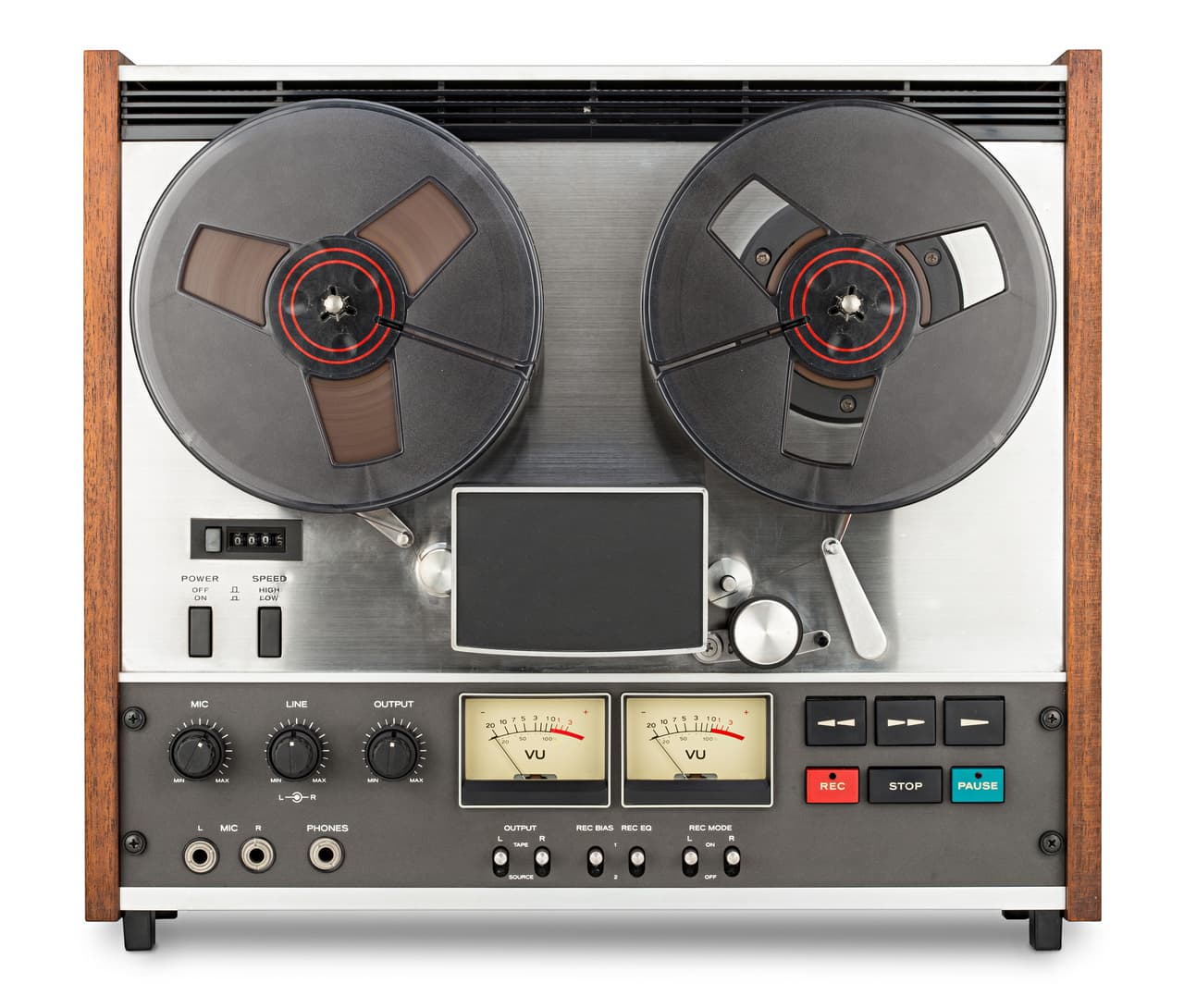 <b>Reproductor de cinta Reel to Reel (de carrete a carrete)</b>.
<br>
<br>Hasta la llegada del formato digital, los profesionales del sonido usaron este tipo de reproductores de cinta, que garantizaban una alta fidelidad de sonido y muchas horas de grabación. Algunos dispositivos fueron diseñados para usar en casa y se hicieron bastante populares, a pesar de su costo.
<br>