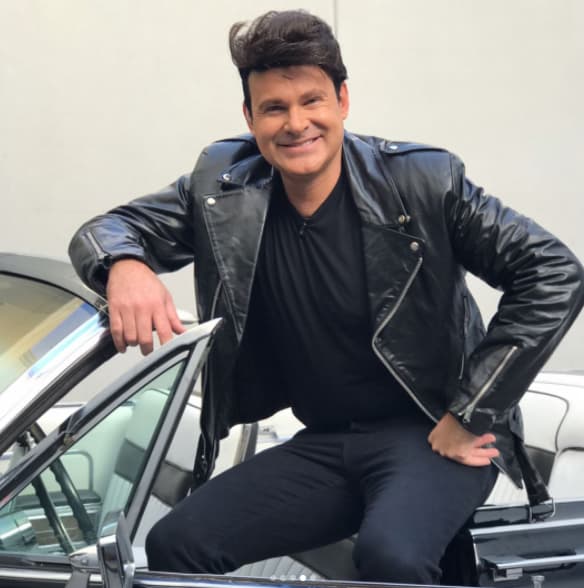 Alan Tacher ahora sí se sintió como John Travolta y causó sensación con su peinado.