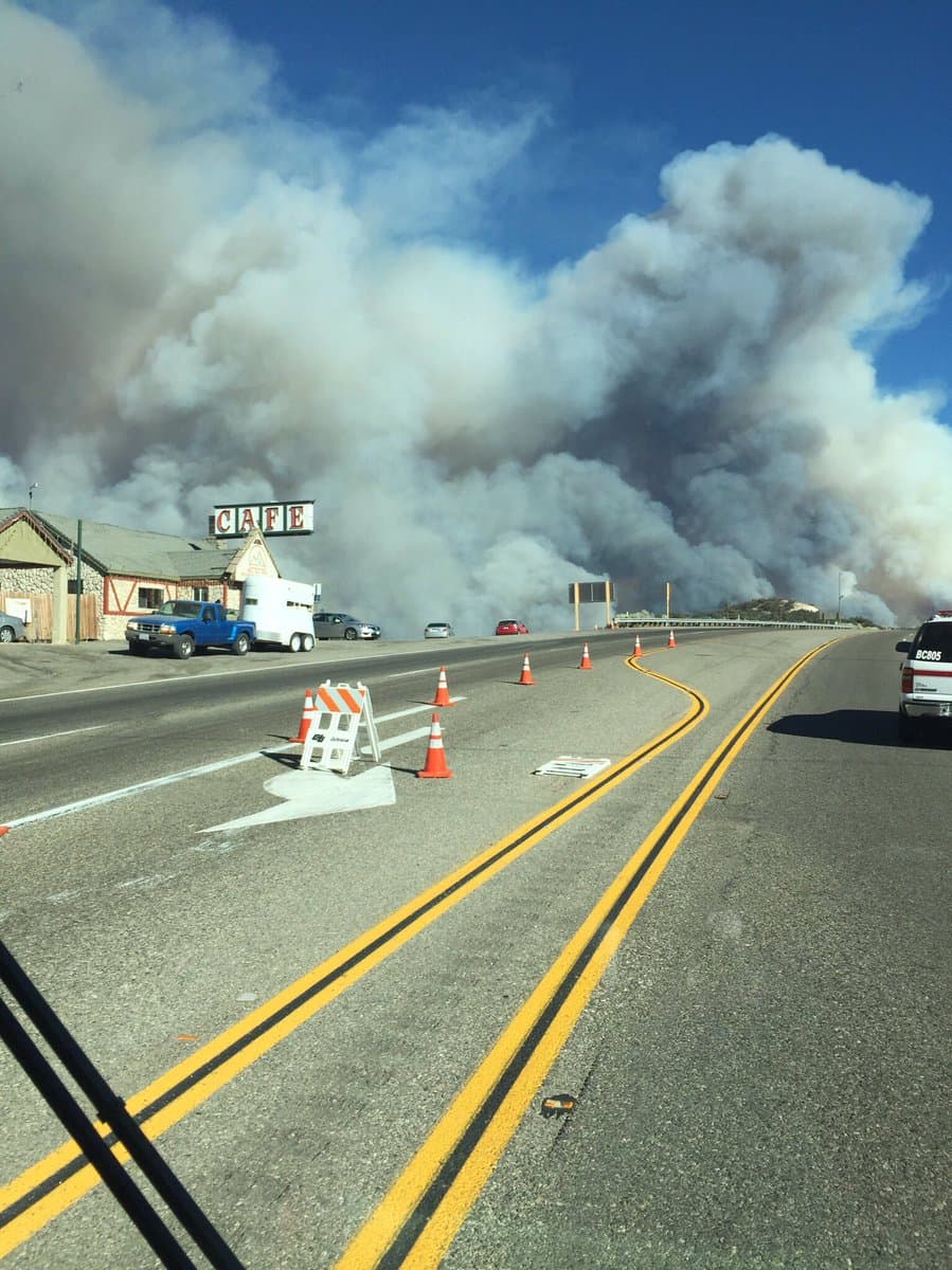 Varias estructuras han sido quemadas y muchas más en riesgo.