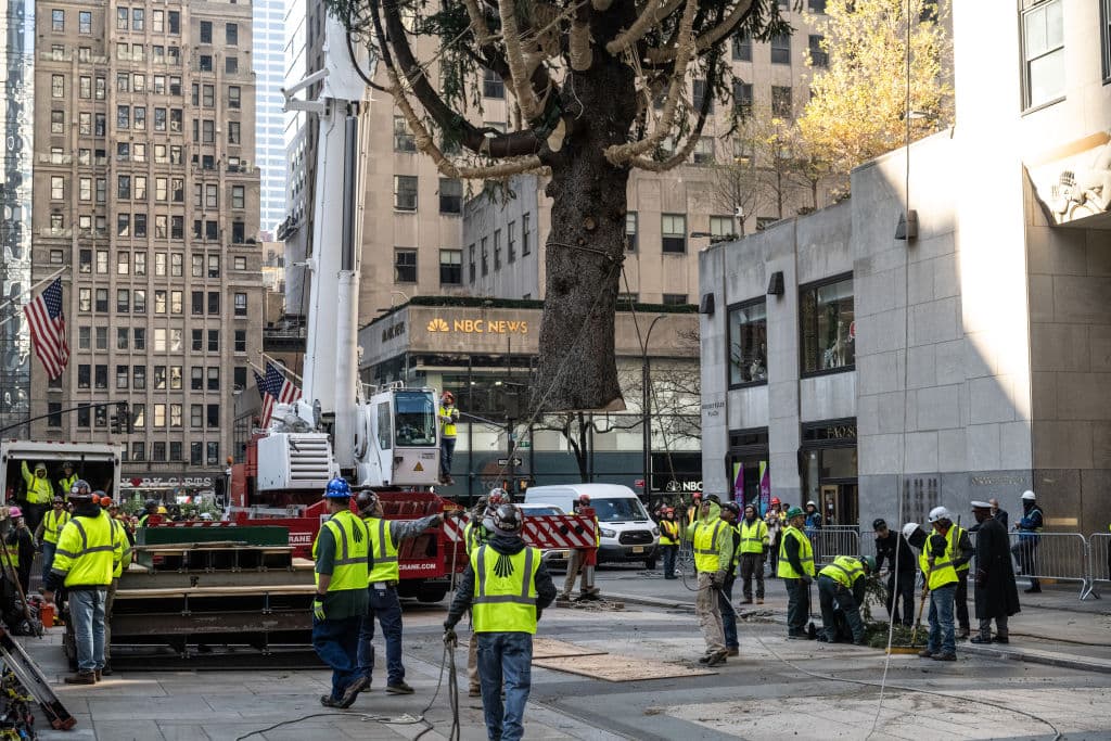 La ceremonia de encendido de árbol del Rockefeller Center se realiza en Rockefeller Plaza, entre las calles 48 y 51 y las avenidas 5 y 6 en Manhattan.