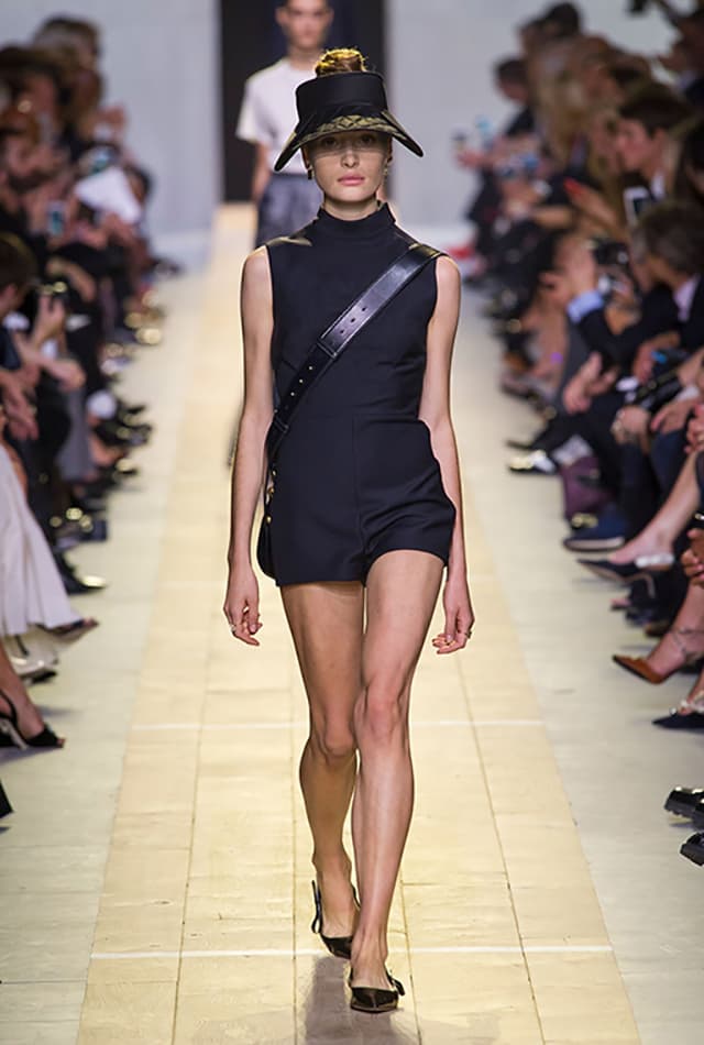 Teniendo en cuenta que Maria Grazia Chiuri acaba de tomar las riendas como directora creativa de la casa francesa Dior apenas hace tres meses, no hubo ninguna señal de nervios preshow.
<br>
<br>Texto: Carolina Berdegué
<br>
<b><a href="http://www.buro247.mx/pasarelas/primavera-verano/pfw-aires-de-locura-dior-ss17.html">Lee el artículo original en Buró 24/7 México</a></b>