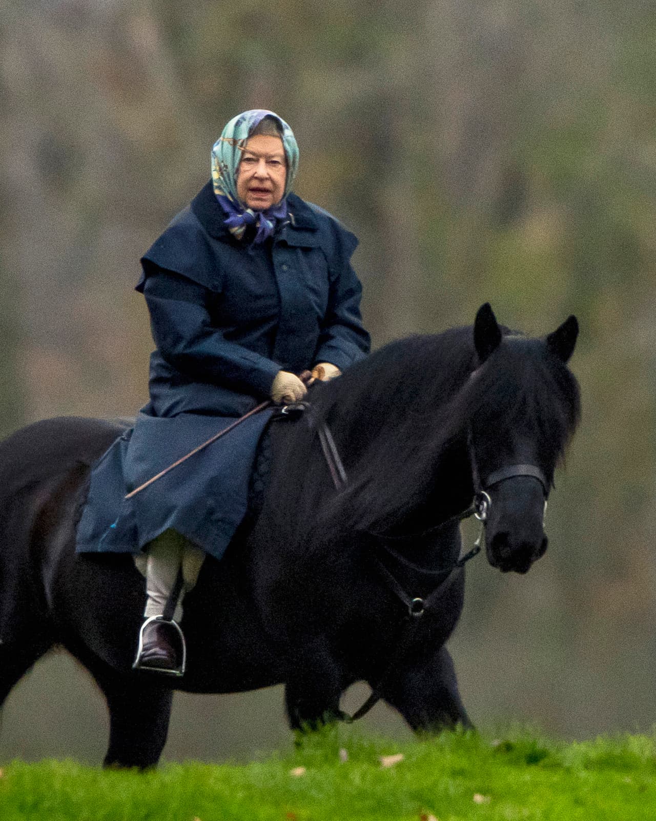 Isabel II fue captada en diciembre de 2017 cabalgando cerca del río Támesis, a las afueras del castillo de Windsor.