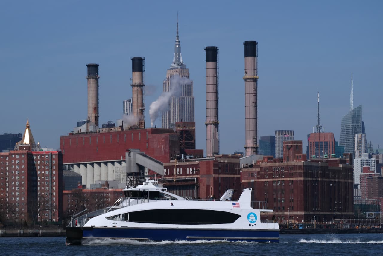 Asimismo, puedes subirte gratis al
<b>NYC Ferry</b>.