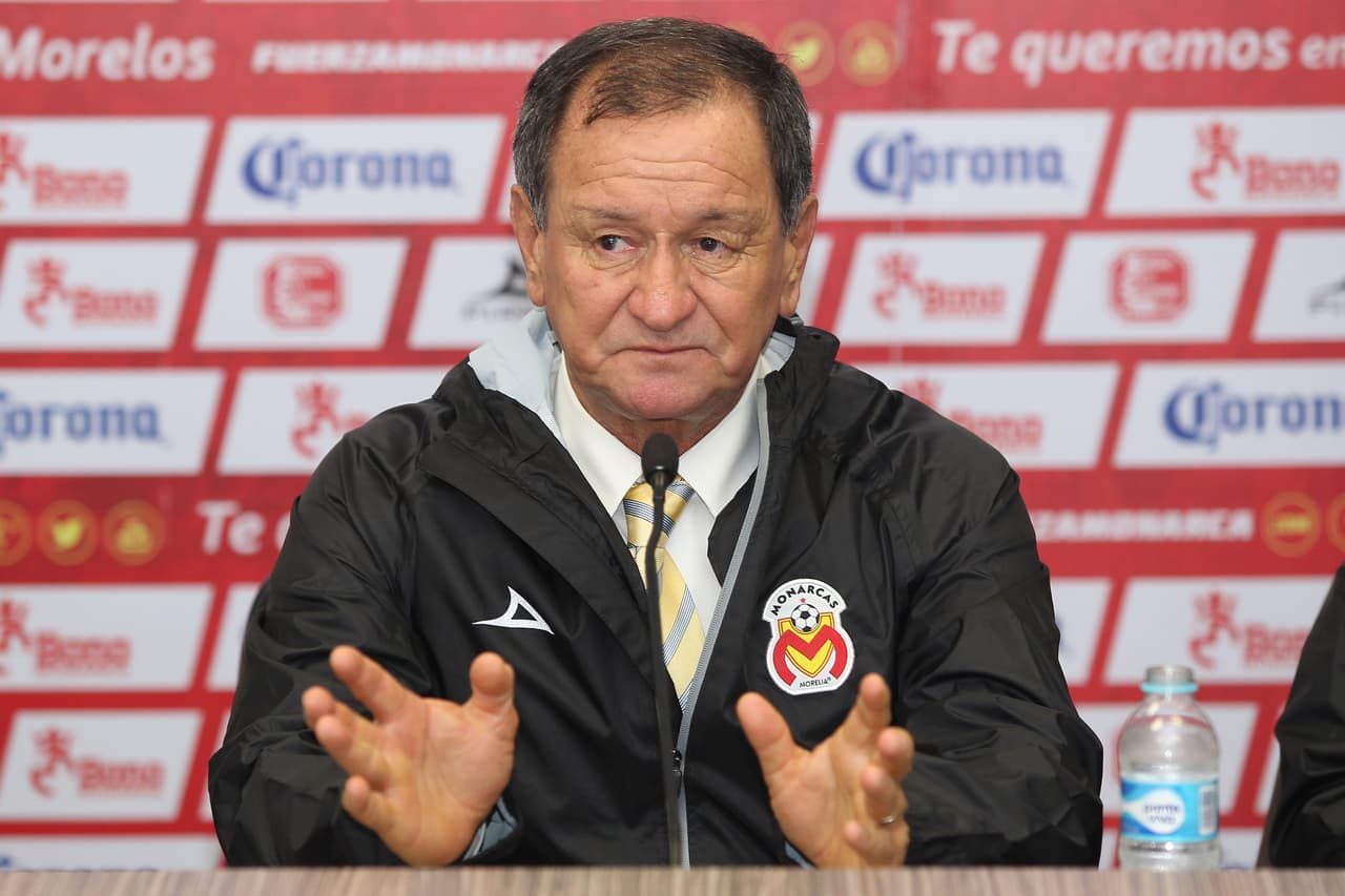 Enrique Meza fue presentado con Monarcas