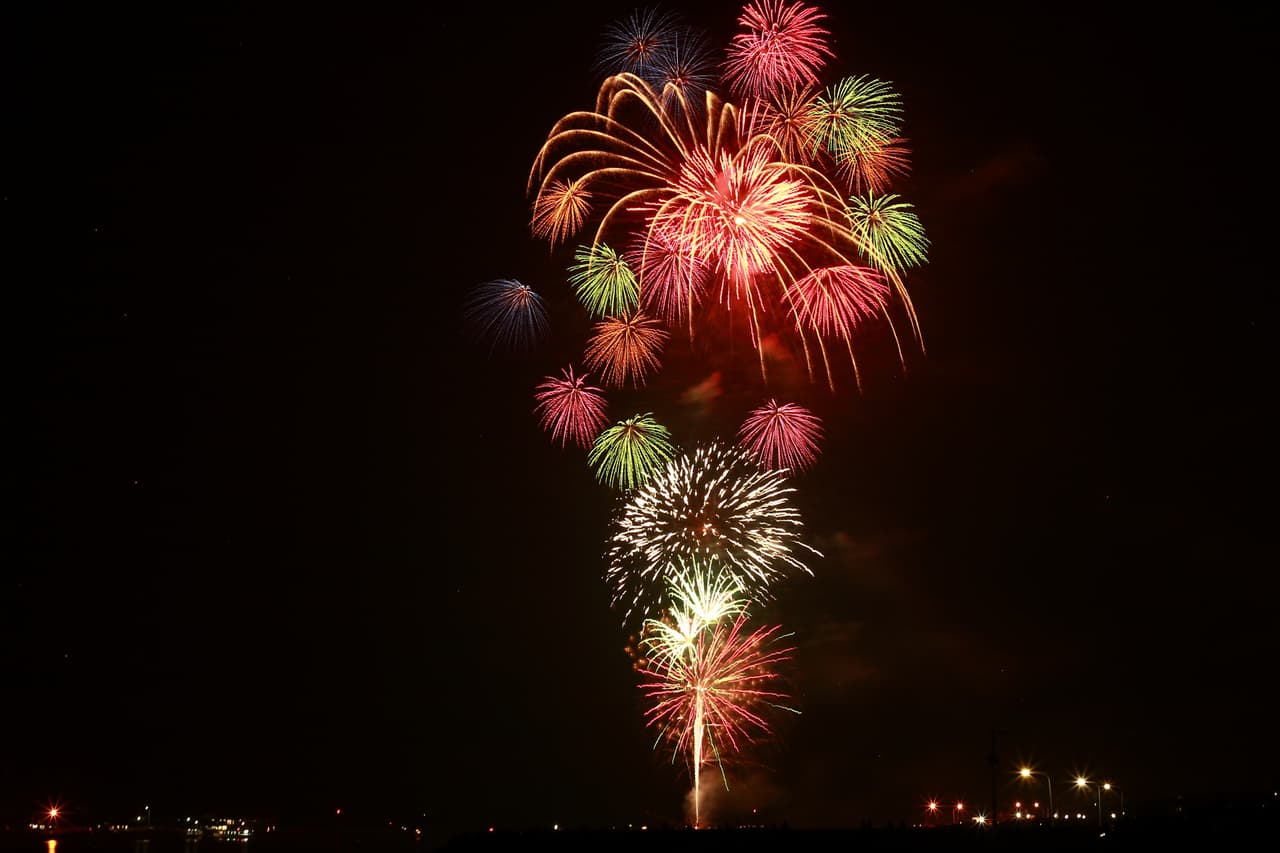 <h2 class="cms-H2-H2"><b>Espectáculo de fuegos artificiales para la celebración del Día de la Independencia de Kyle</b></h2>
<br>
<br>Dónde: La Verde Park, ubicado en 3901 Burnham, Kyle, TX 78640.
<br>
<br>Los fuegos artificiales inician a las 4:00 p.m. y se acaba a las 10:00 pm