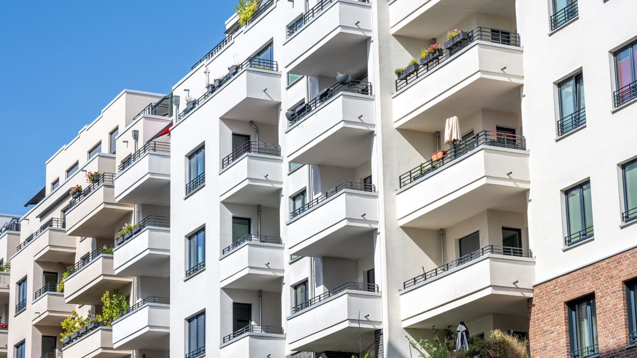 <h3 class="cms-H3-H3">¿Por qué pasa esto? </h3>
<br>El estudio de Harvard explica que hay tres razones principales: 
<br>
<b>Los edificios nuevos son más caros</b> de construir, y eso se refleja en la renta final. 
<br>
<b>Texas ha recibido mucha gente nueva</b>, lo que aumenta la demanda y empuja los precios hacia arriba. 
<br>
<b>Desaparece el inventario viejo</b>: los complejos antiguos se remodelan y suben de precio o se reemplazan por construcciones nuevas con rentas más altas.