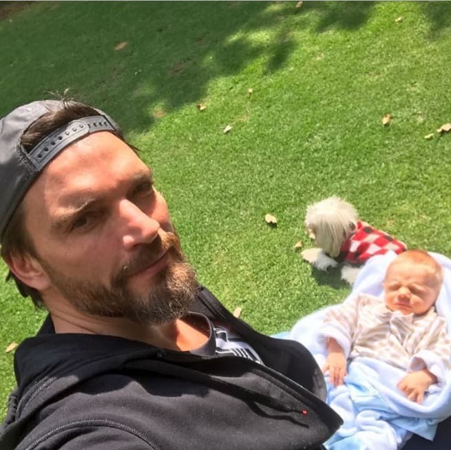 Le hermana recordaba en sus redes también fotos que se han hecho populares entre los fans, como esta. "Recordando cuando papá te hacía tomar el sol en las mañanas, te amamos Mati!"