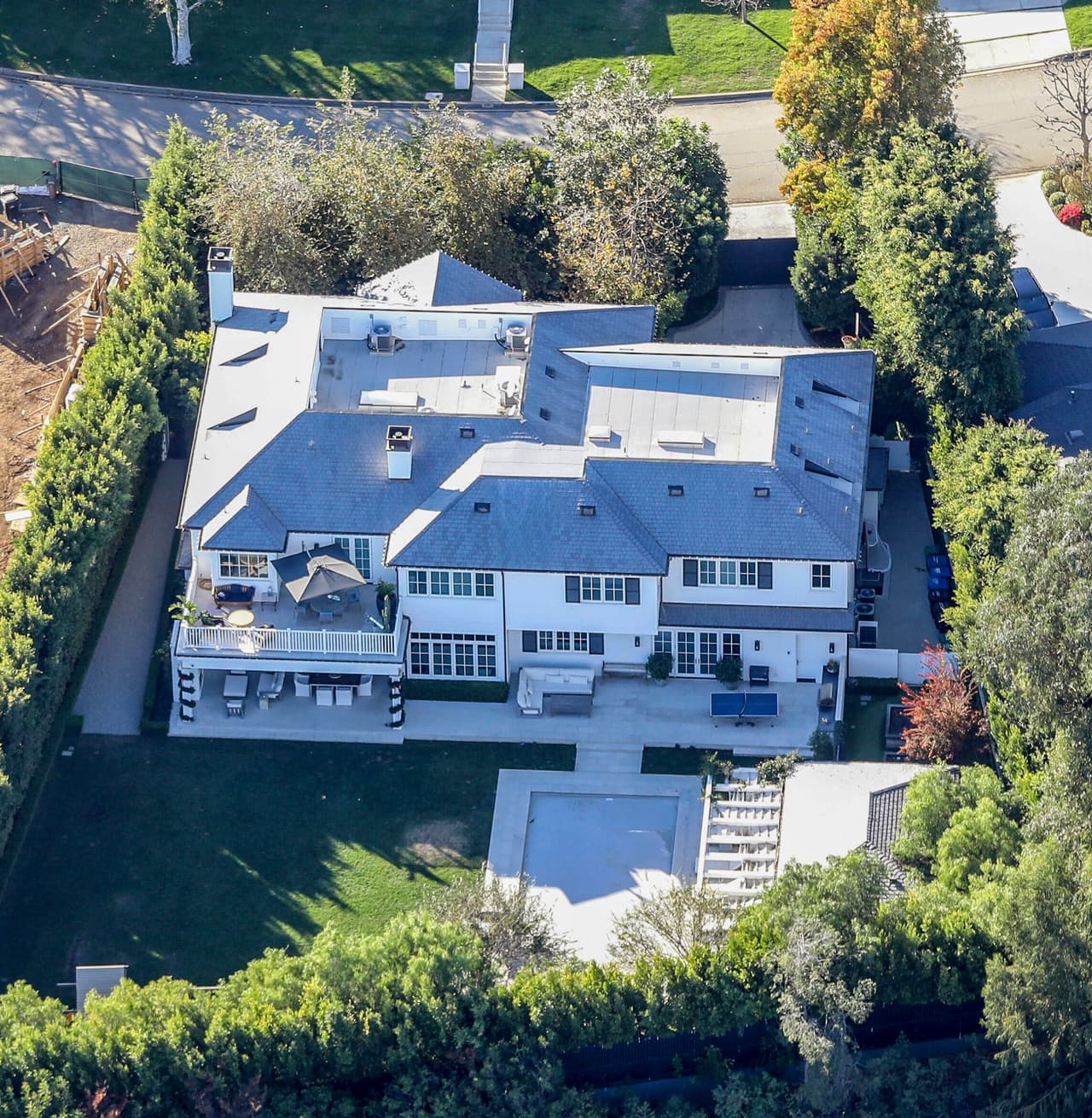 Los paparazzi captaron camiones de mudanza afuera de la residencia del actor. 
<br>