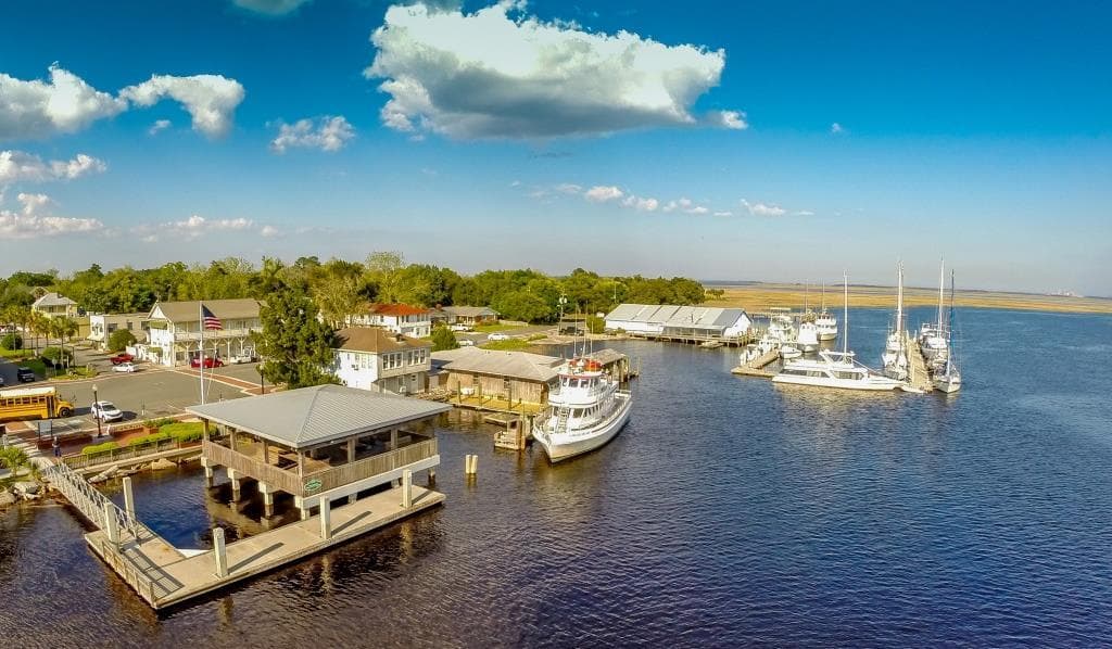 <b>Idea 3: Disfruten al aire libre</b>. El verano inicia oficialmente el 21 de junio, pero con las temperaturas que se están registrando, para muchos empezó hace semanas, así que una escapadita al aire libre por los 
<b><a href="https://www.univision.com/local/atlanta-wuvg/mejores-destinos-turismo-georgia-verano-2022-fotos">mejores destinos de la temporada</a></b>, los 
<b><a href="https://www.univision.com/local/atlanta-wuvg/mejores-senderos-georgia-primavera-2022-fotos">senderos</a></b> o 
<b><a href="https://www.univision.com/local/atlanta-wuvg/mejores-parques-para-visitar-durante-la-primavera-en-georgia-en-2022-fotos">parques</a></b> del estado, podría ser otra opción para pasarla bien este fin de semana.