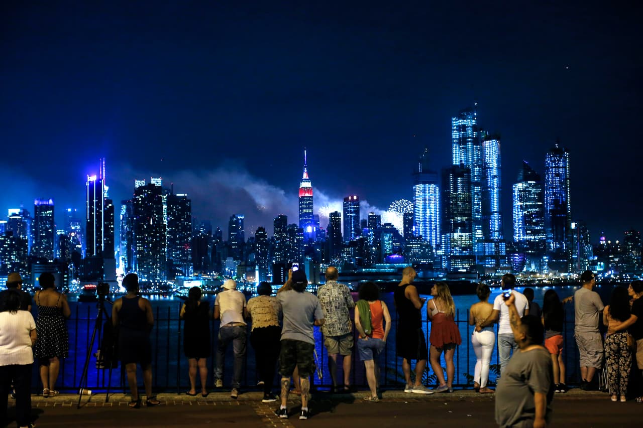 Los neoyorquinos celebraron el Día de la Independencia de Estados Unidos con un despliegue de fuegos artificiales de colores.