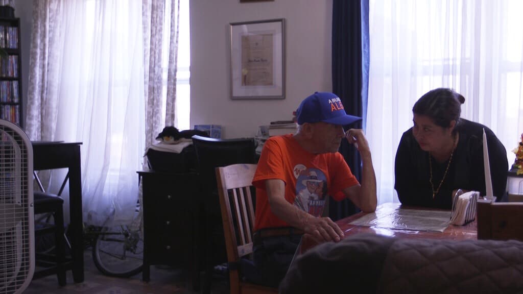 Nancy Aponte tuvo que dejar de cuidar a Alejo por problemas de salud. La familia contrató a una cuidadora profesional.