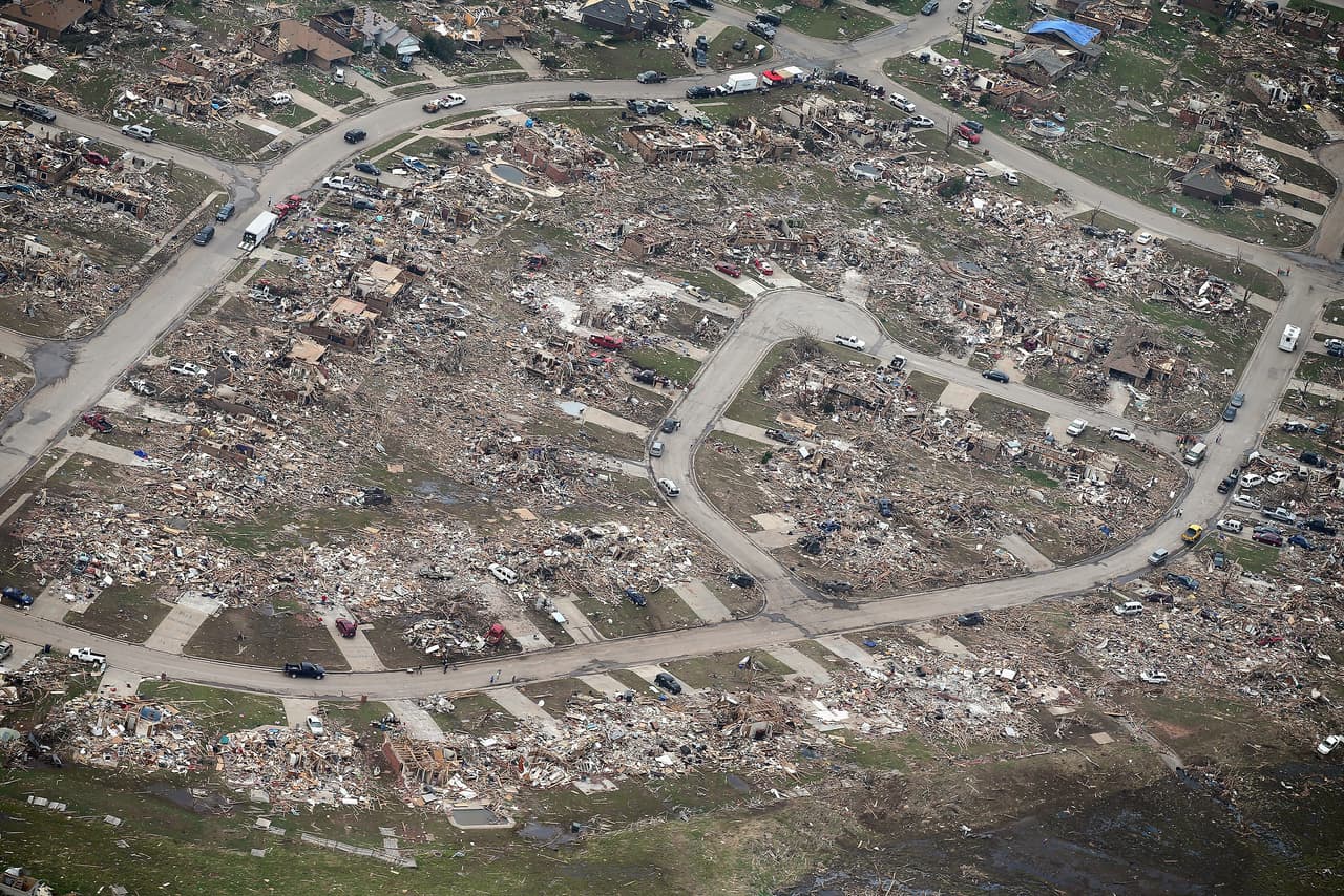 Solo escombros donde antes habían casas luego del paso de un tornado el 20 de mayo de 2013 en Moore, Oklahoma. Dejó al menos a 24 personas fallecidas y grandes daños a hogares y negocios.
