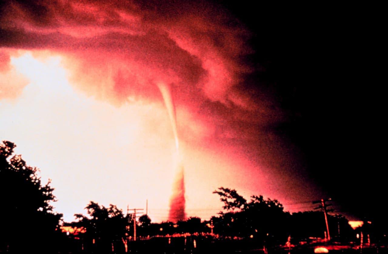 Un tornado golpea la ciudad de Enid, Oklahoma, el 5 de julio de 1996.