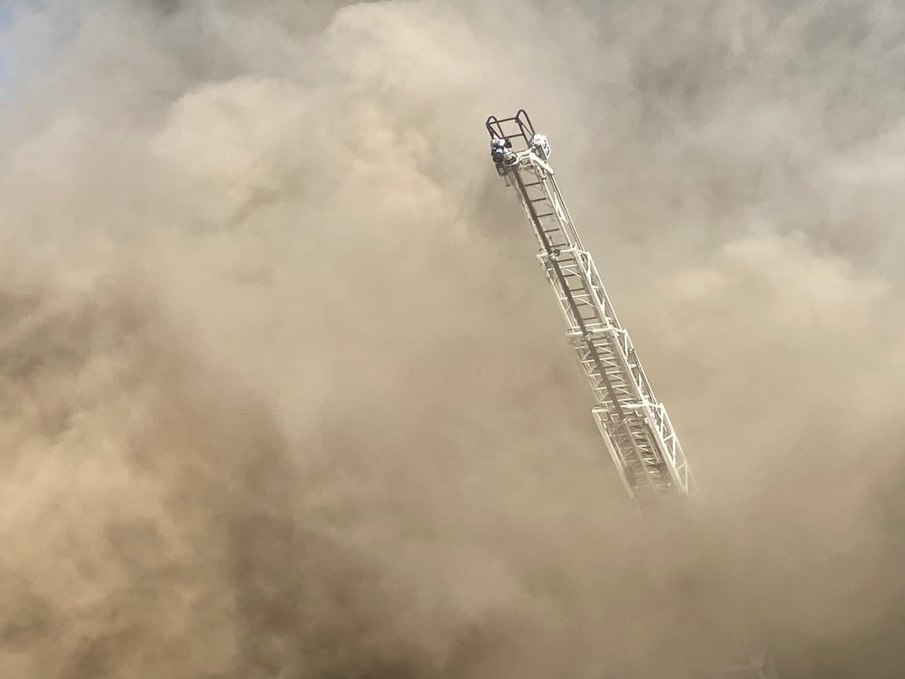 El incendio se registra cerca del aeropuerto internacional de Dallas-Fort Worth. 
<br>