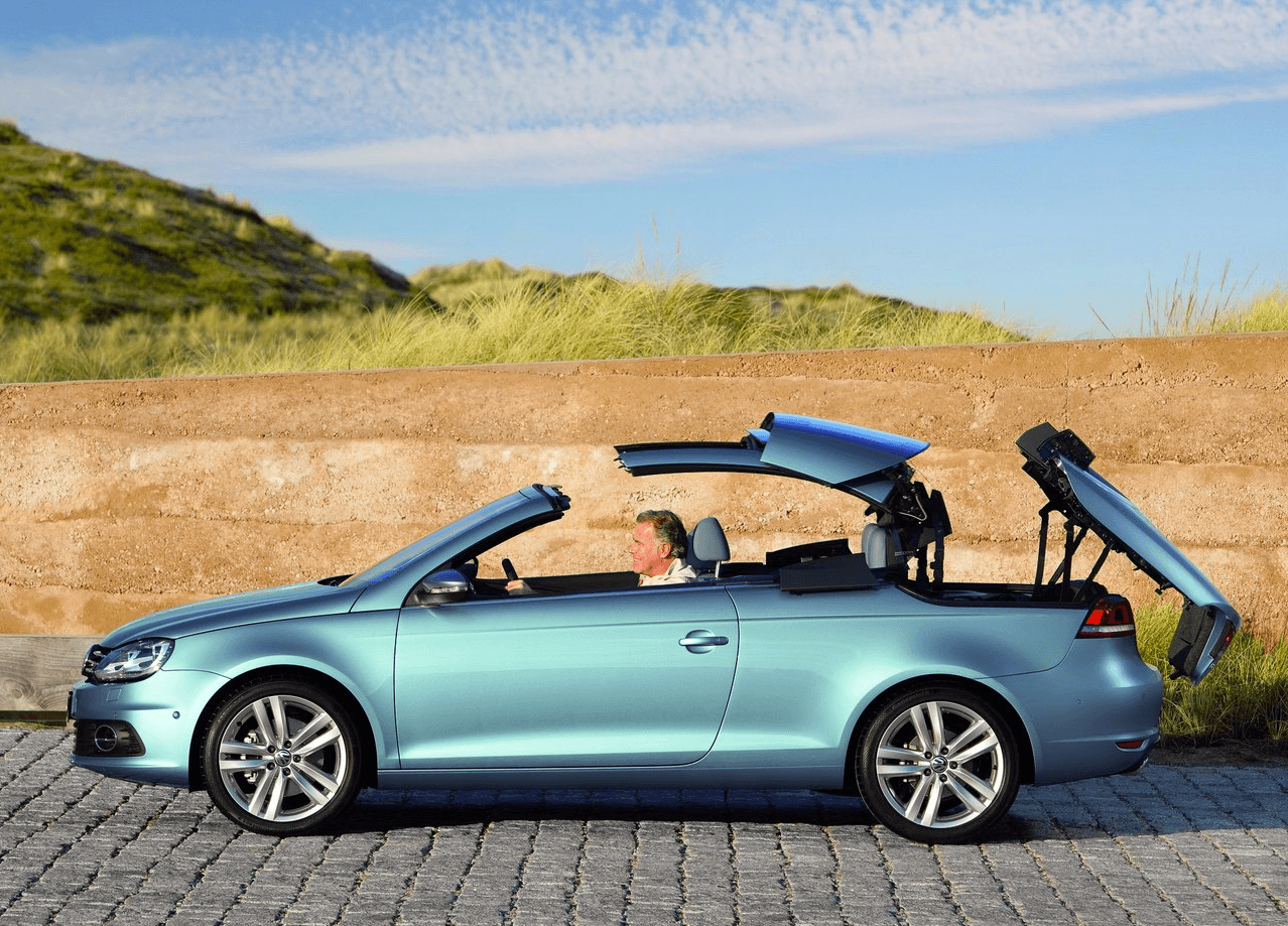 14. Volkswagen Eos: El Volkswagen Eos convertible de techo duro de cuatro puestos, fue uno de los muchos autos de este tipo que, al igual que una fuerte gripe, se propagaron por toda Europa a principio del presente siglo. Junto con el Volvo C70 fue uno de los pocos que llegó a nuestras costas. Hoy el Eos se despide después de 10 años en los que vivió con pocas penas y ninguna gloria.