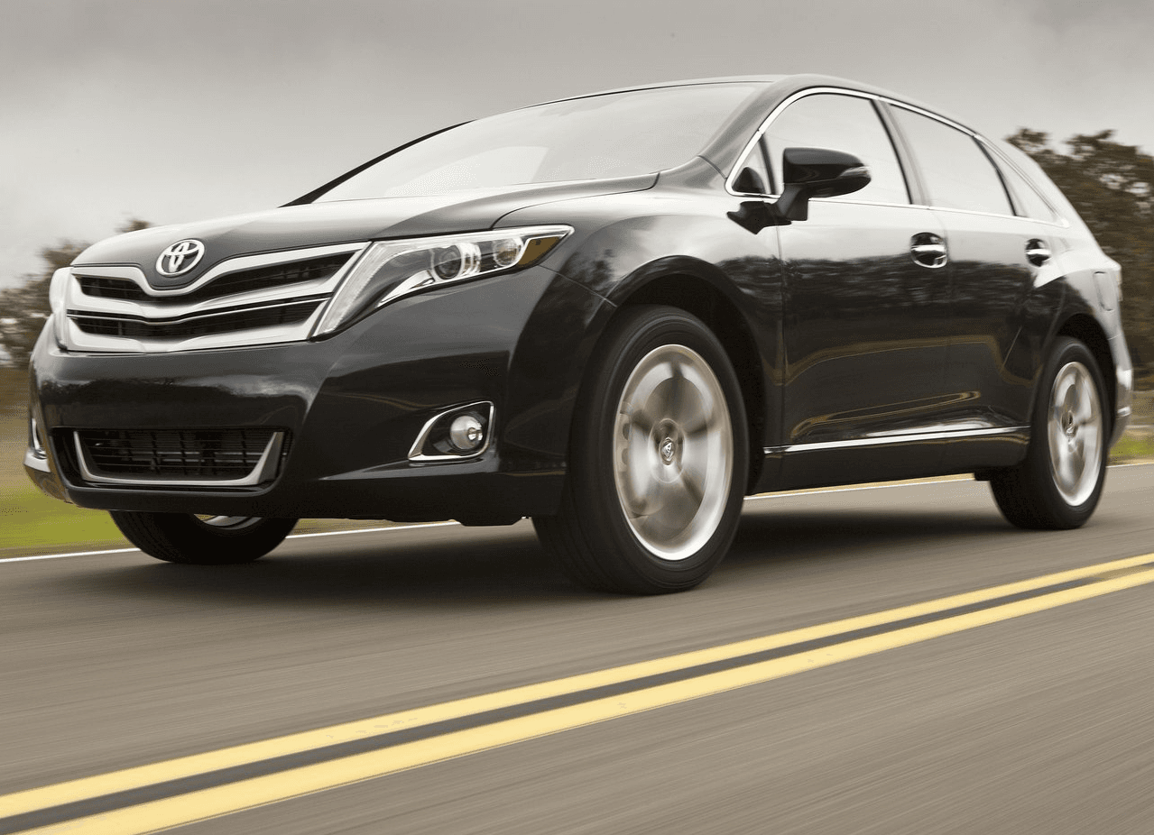 13. Toyota Venza: Quizás fue la honestidad de su diseño que nunca trató de imitar a una SUV, o quizás fue el éxito instantáneo de sus competidoras y predecesoras Nissan Murano y Ford Edge, pero lo cierto es que este modelo que tenía todo lo necesario para ser un gran éxito, languideció en los dealers de Toyota hasta que fue humanamente sacrificada este año.