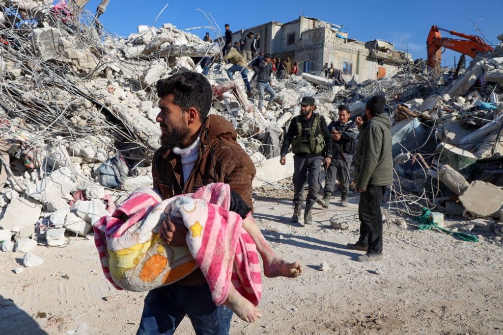 Cómo la guerra y las sanciones han frenado la ayuda a las víctimas del terremoto en Siria
