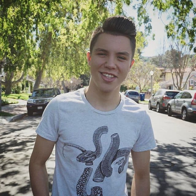 Jonatan aprendió a cantar y tocar la guitarra por lo que se decidió a publicar vídeos de él a través de las redes sociales.