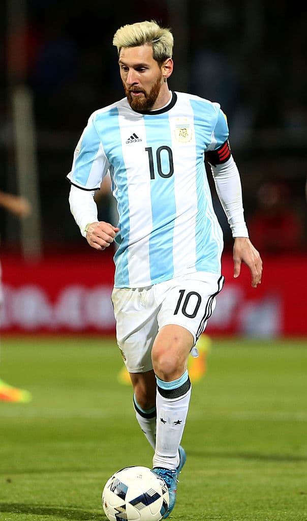 <b>Lionel Messi</b>:
<br>Pero después de perder la final de la Copa América Centenario 2016, se hizo un cambio extremo, al pintarse el pelo de rubio y como reveló él mismo, solo “quería empezar de cero”.