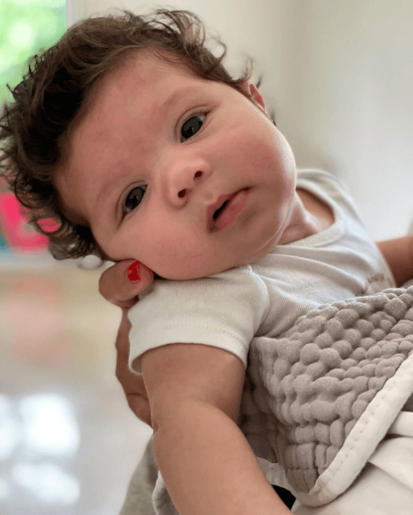 Así lucía a los dos meses y ya se notaba su cabello ondulado.
<br>