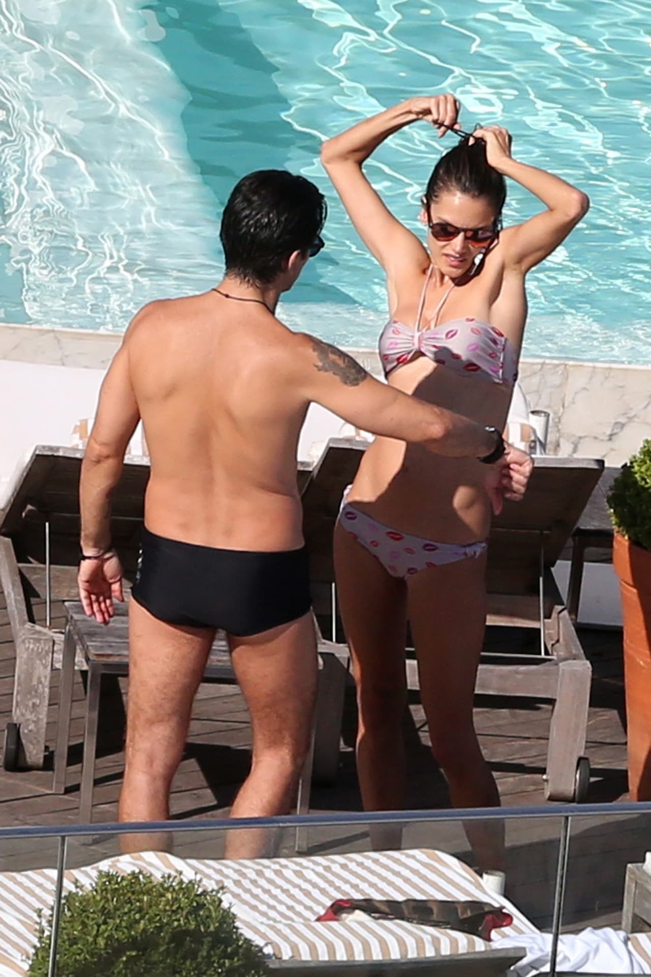 Que sólo se trata del "print" de su bañador.