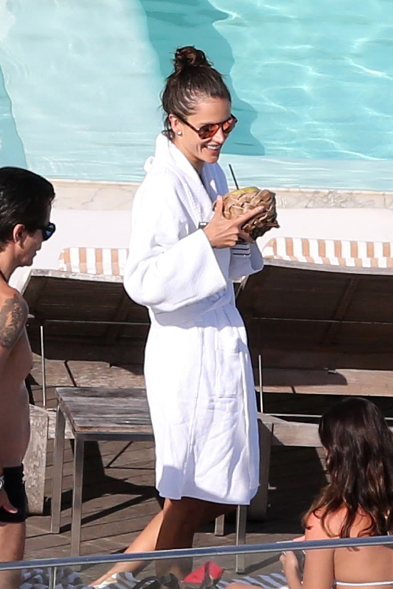 Con todo y coco en mano es como Alessandra Ambrosio disfruta del verano.