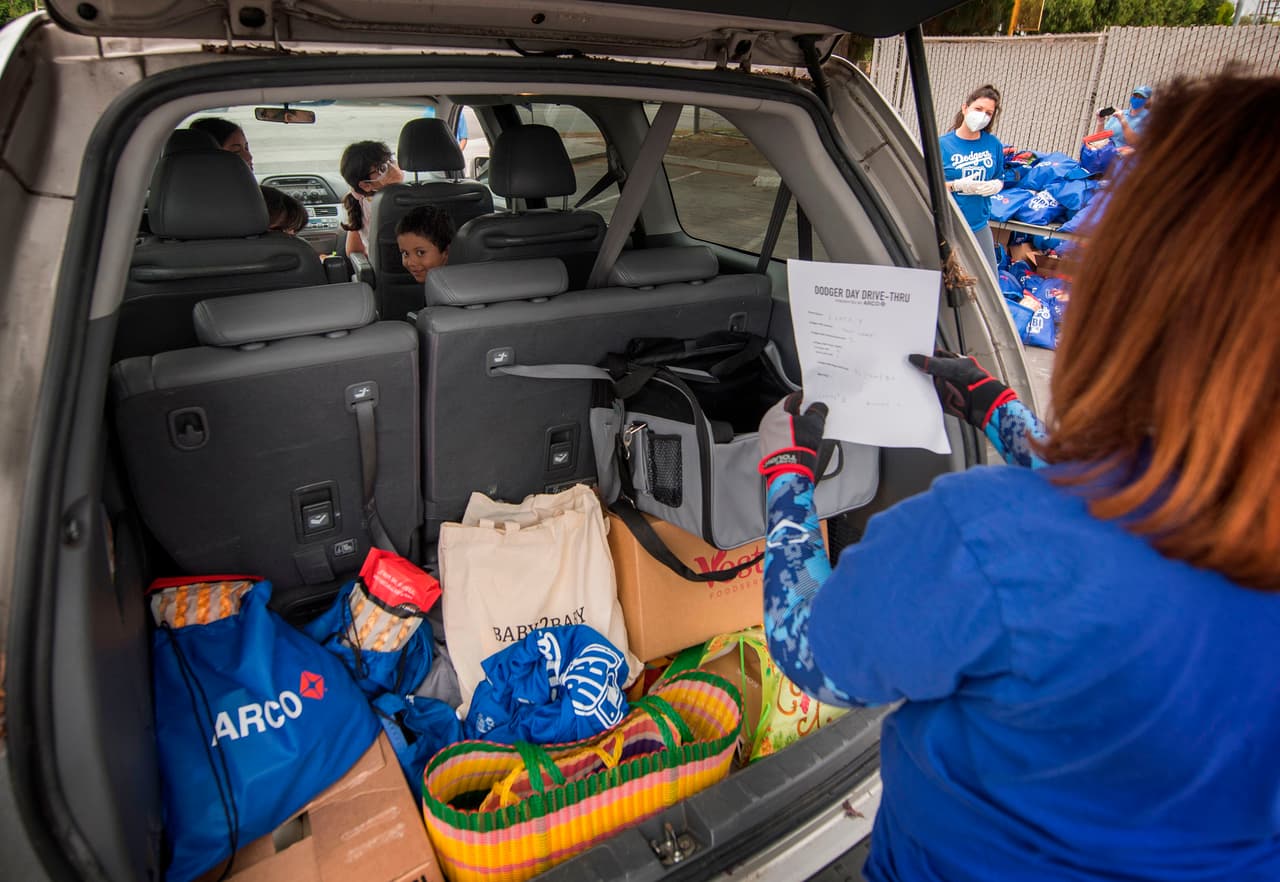 De acuerdo al portal web 
<a href="https://foodbankcenc.org/find-help/comida/" target="_blank">Foodbankcenc.org,</a> las personas deben llamar a cada banco de alimentos local para confirmar las horas y la disponibilidad de las donaciones. Para encontrar la sede más cercana a su residencia, 
<a href="https://foodbankcenc.org/find-help/comida/" target="_blank">haga clic aquí. </a>