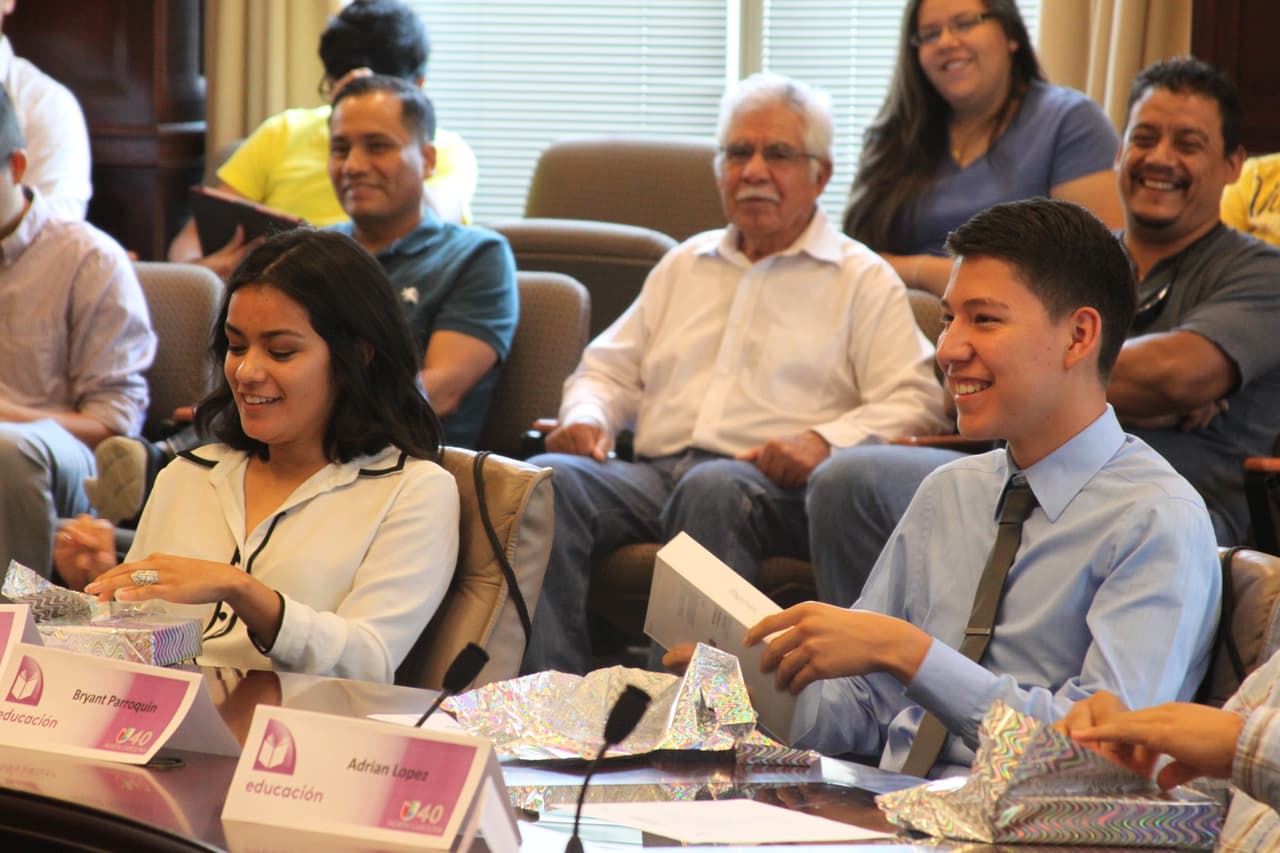 Como todos los años, Univision 40 hizo entrega de las becas Nuestra Juventud en una recepción que se llevó a cabo en las instalaciones del Western Campus de Wake Tech. Esta iniciativa que lleva 12 años, otorga becas a jóvenes hispanos destacados de todo el estado. Los estudiantes reciben $1,000 cada uno, que serán usados para pagar la matricula en la universidad. Estudiantes, familiares, patrocinadores y miembros de la comunidad se reunieron para celebrar la culminación de sus estudios y su siguiente paso hacia la universidad.