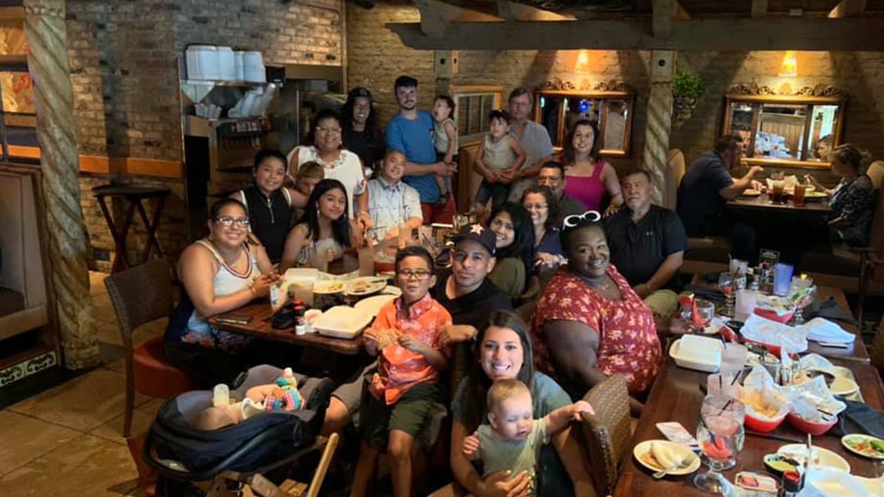 Sus ocho hijos, 10 nietos y 23 bisnietos festejan su regreso y continúan con las oraciones. Muchas personas más se han unido a los rezos.