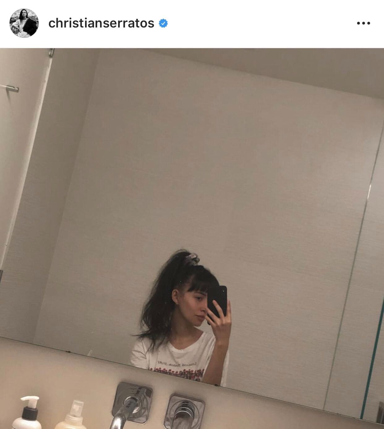 De acuerdo con IMDB, su primera aparición en la serie del apocalipsis zombi fue al final del episodio 10 de la cuarta temporada, llamado 'Inmates'.