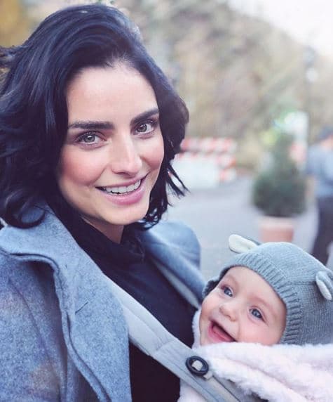 Derbez comparte en Instagram tiernos y honestos mensajes de esta etapa: "Estar contigo es lo que me hace feliz, 
<b>me divierte, me enseña, me nutre, me agota</b>, me confronta, me llena el corazón".