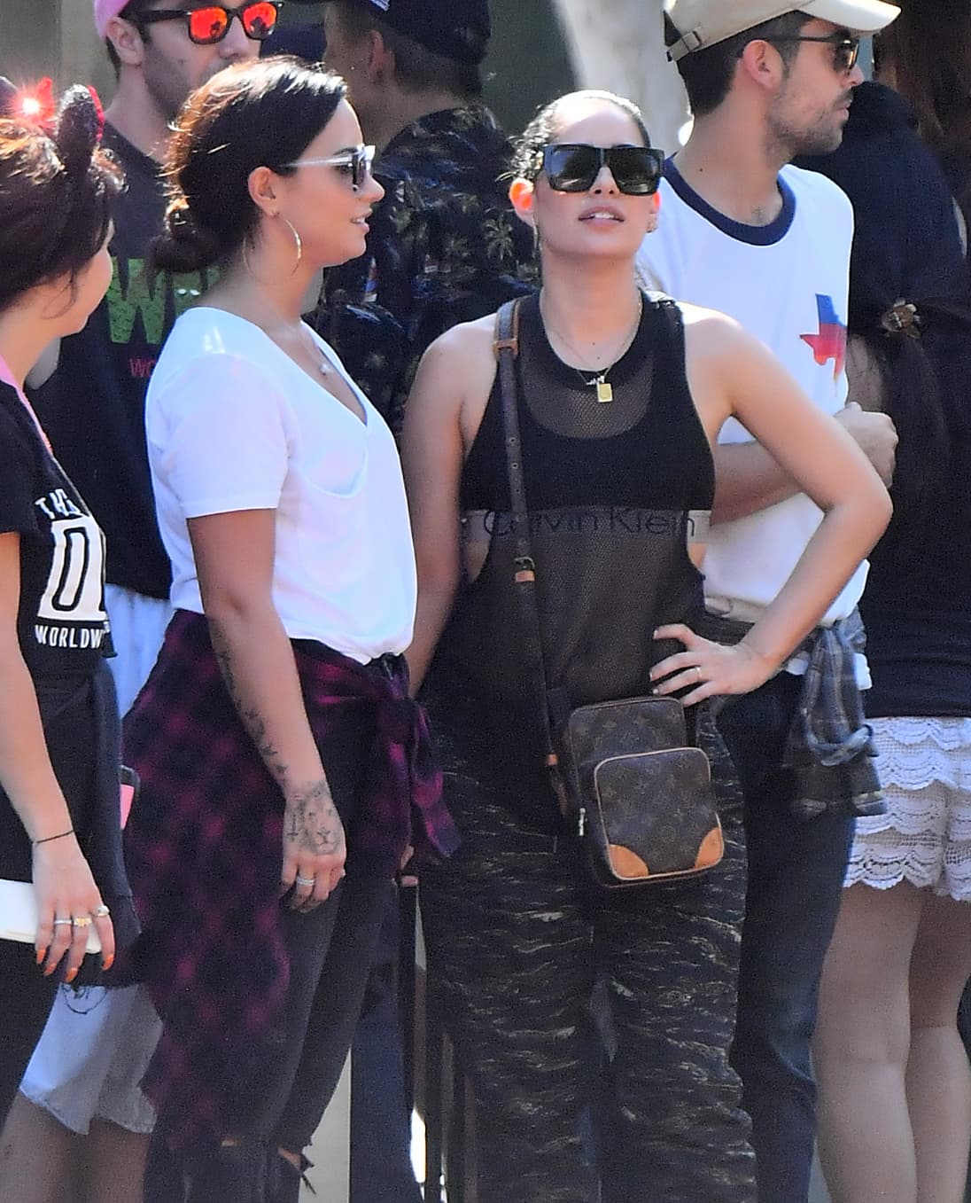 Photo © 2017 Mega/The Grosby Group EXCLUSIVE Los Angeles, CA September 11, 2017 Demi Lovato holds hands with a mystery woman while spending a happy day a Disneyland gets photobombed by Donald Duck. Demi and her new lady walked hand in hand all day Long as they enjoyed a day. they were seen riding the California screaming rollercoaster. Demi looked extremely happy.