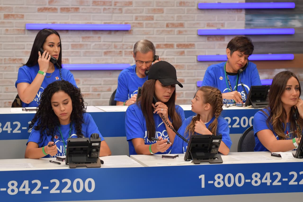 Kailey Levy, la hija de William Levy y Elizabeth Gutiérrez estuvo junto a su mamá en los teléfonos y aquí atenta a la cantautora mexicana y participante en 'Mira Quién Baila', Victoria 'La Mala'.