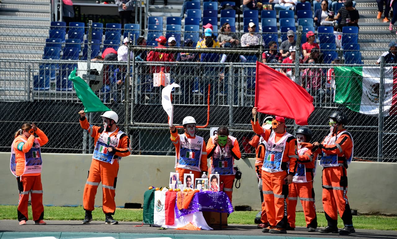 La ceremonia de los comisarios rindió homenajes previo a la competencia en el autódromo Hermanos Rodríguez.