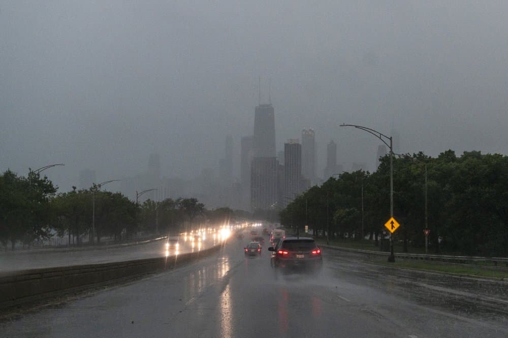 Conductores por la autopista Lake Shore Drive en medio de una intensa lluvia traída por 'derecho'. Las tormentas se extendieron sobre partes del este de Nebraska antes de las 9 de la mañana del lunes, dejando caer fuertes lluvias y fuertes vientos. Fuertes vientos en línea recta empujaron hacia el sur en áreas que incluyen Lincoln y Omaha, dijo a la AP el meteorólogo del Servicio Meteorológico Nacional, Brian Barjenbruch.