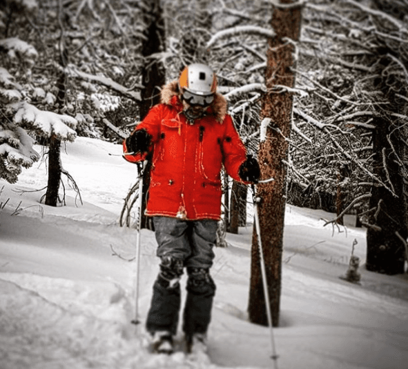 A través de sus redes sociales 'El Potrillo' Alejandro Fernández, ha compartido con sus seguidores su gusto por practicar esquí, un deporte de montaña.