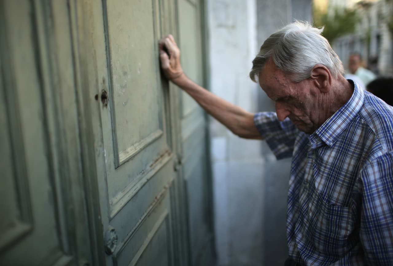 <b>Si tiene un familiar de tercera edad y nota conductas sospechosas</b> (
<a href="https://www.univision.com/temas/salud-mental">cambios de humor</a>, evita lugares o actividades que antes disfrutaba), acuda directamente al director de la residencia o centro donde lo atienden para abordar y resolver la situación.
