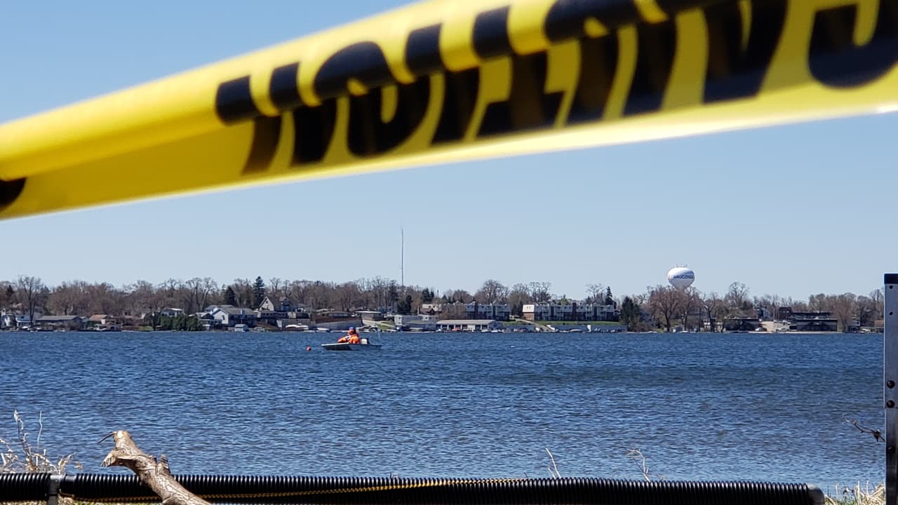 Autoridades cercan el cuerpo de agua.