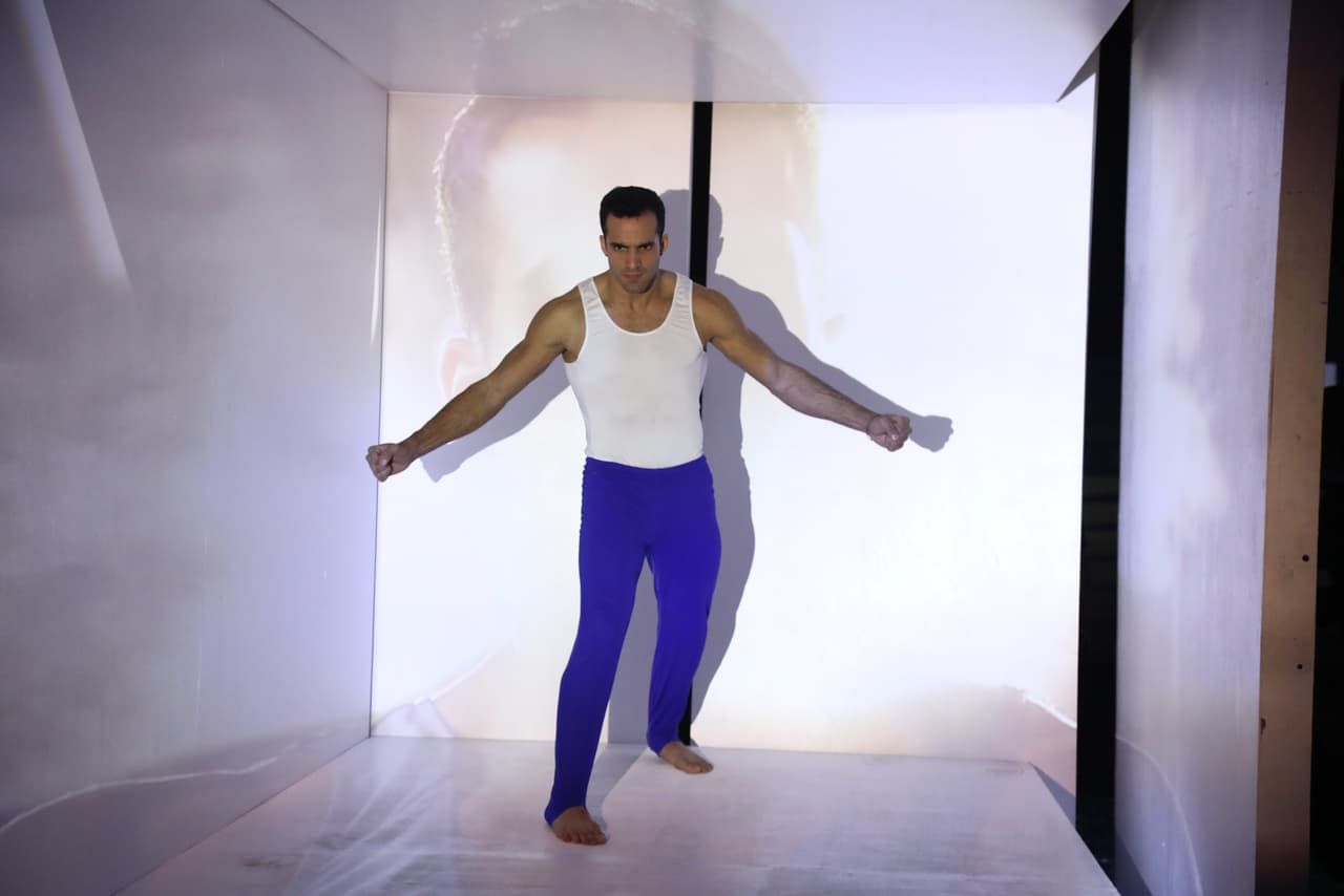 Para celebrar su pase a la final, el gimnasta regresó a la pista para realizar un adagio.